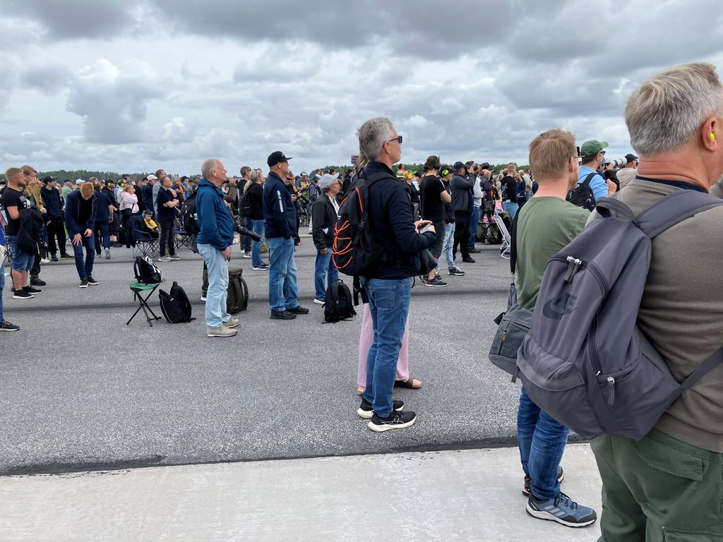Publiken ser franska Rafales flyguppvisning på Malmen.