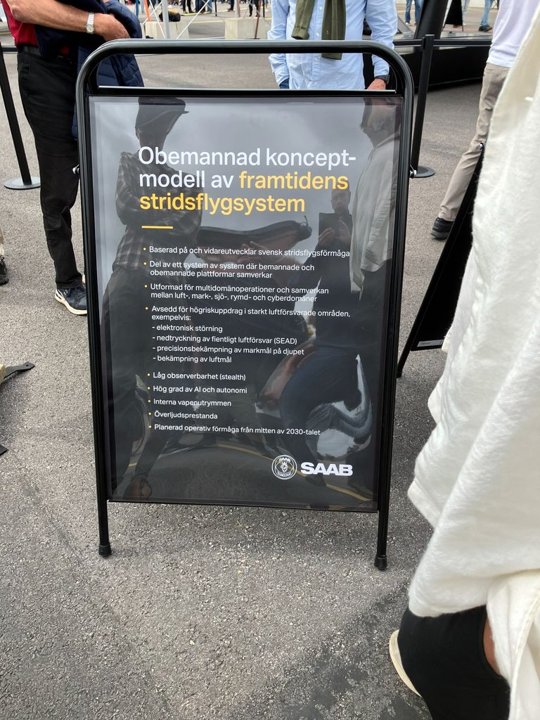 Informationsskylt vid Saabs fullskalemodell kallad A3.