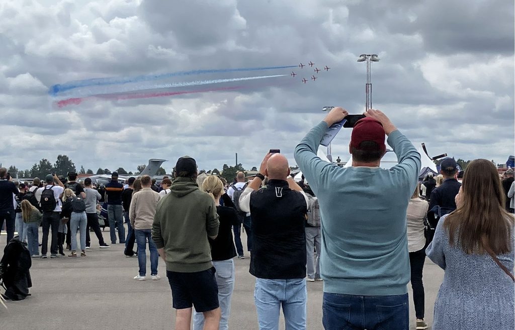 Publiken ser Frecce Tricoloris flyguppvisning över Malmen.