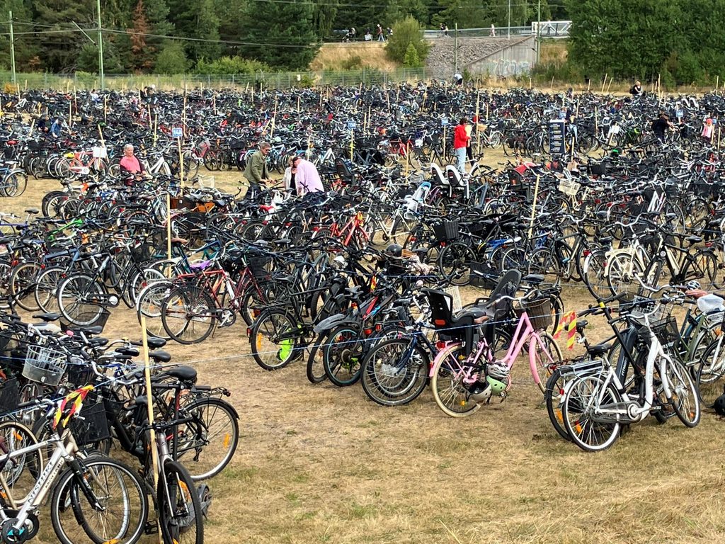Stor cykelparkering för besökare vid Flygdagen på Malmen.