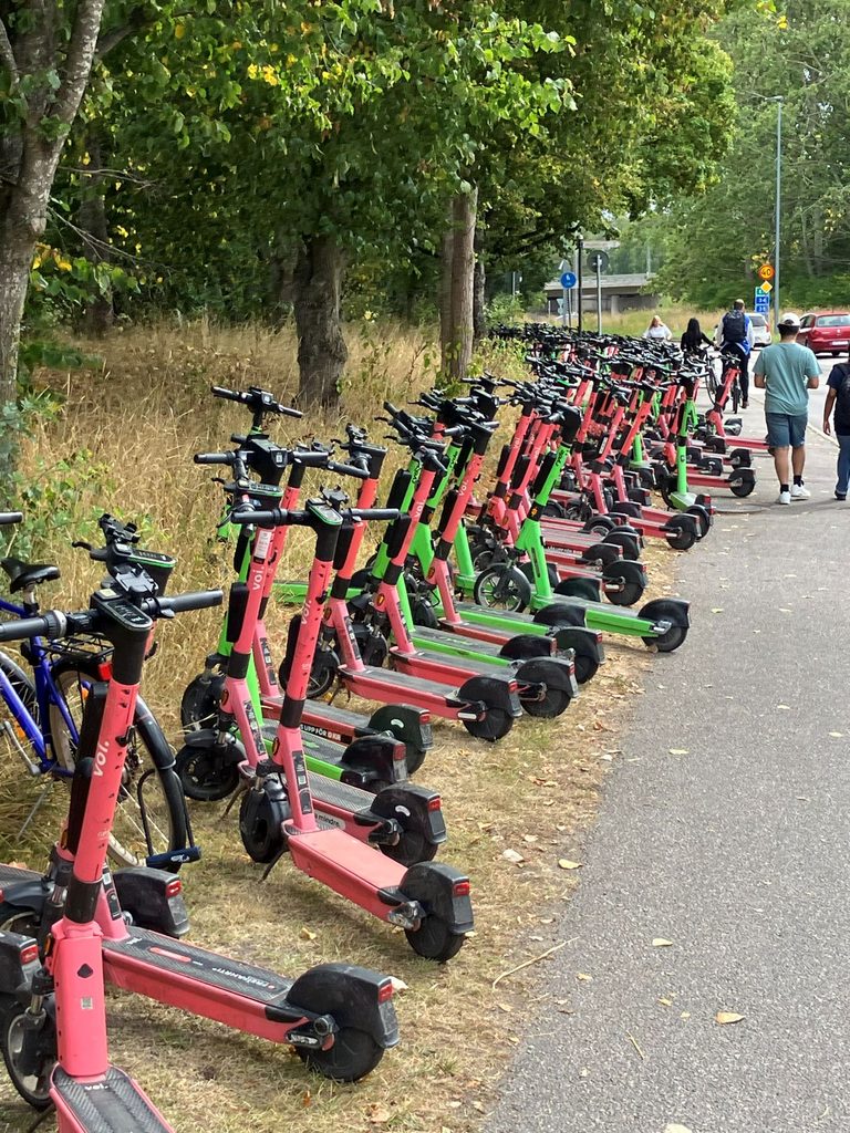 Parkerade elsparkcyklar utanför Flygdagen på Malmen.