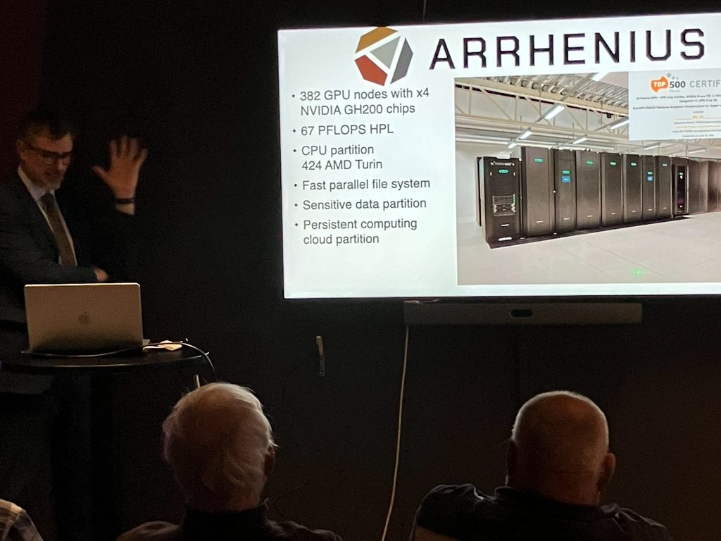 Björn Alling visar en presentation av superdatorn ARRHENIUS och dess tekniska uppbyggnad.
