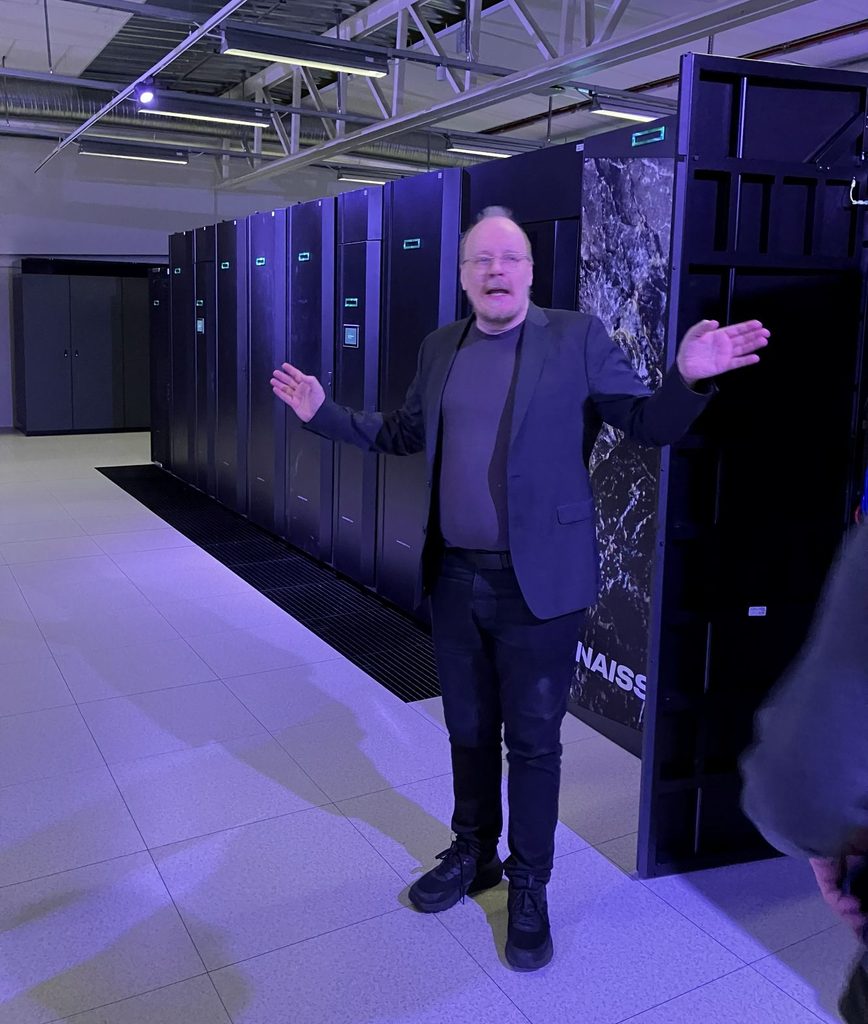 Peter Bortas visar superdatorn ARRHENIUS i datorhallen hos NAISS.